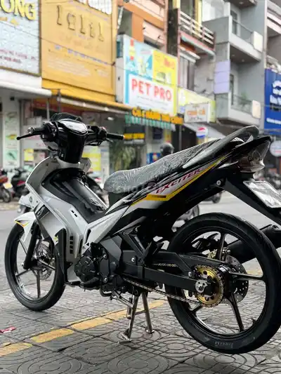 Yamaha Exciter с ручным сцеплением, бело-черный