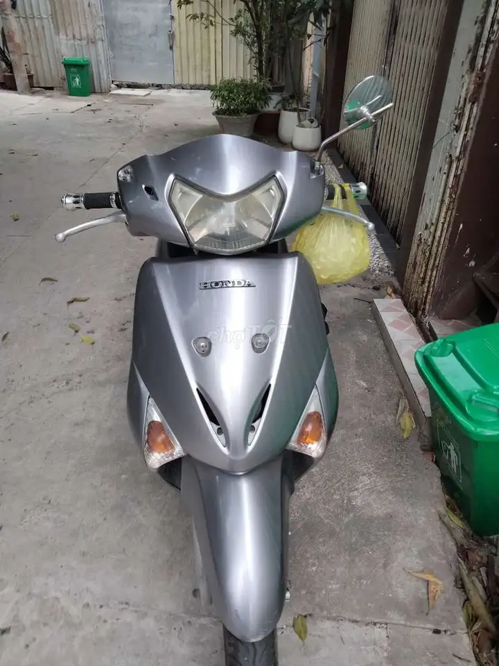 Honda Lead серебристый скутер