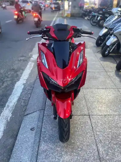 Honda Vario 160 2023 красный, состояние 90%