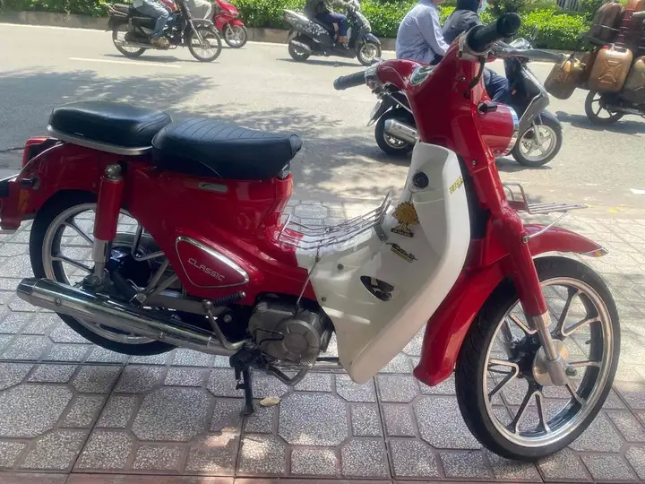 Honda Cub 50 Classic 2023 красно-белый