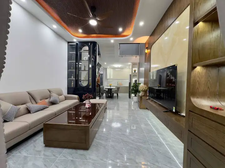 Аренда дома 3 этажа, 4 спальни, 85м²