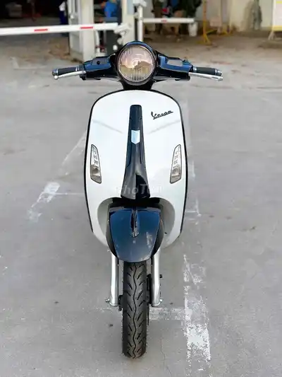 Электроскутер Vespa черно-белый, 2 дисковых тормоза