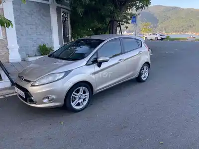 Автоматический золотой песок Ford Fiesta 2011 объемом 1,6 л
