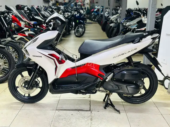 Мотосалон Thịnh Phát - Air Blade 125 бело-черный, ханойские номера