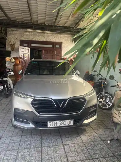VinFast Lux SA2.0 Премиум 7 мест Серебристый