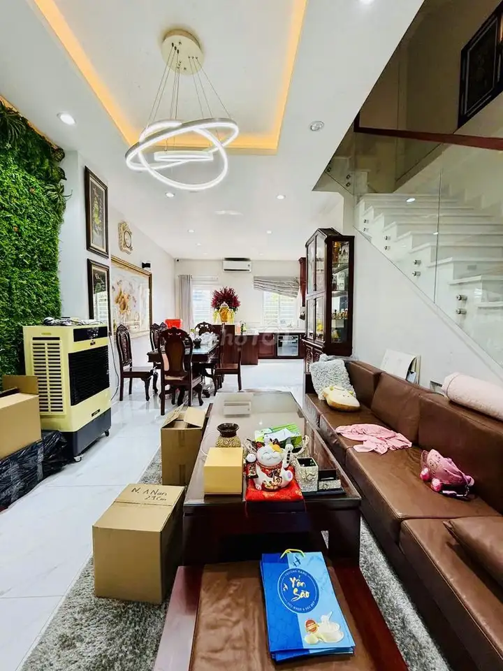 Таунхаус в компаунде Park Riverside 5х16,5м, Лиен Фуонг, 9-й р-н, дорогая деревянная мебель