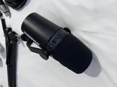 Сетап для подкастов: микрофон Shure MV7, Behringer UMC202HD