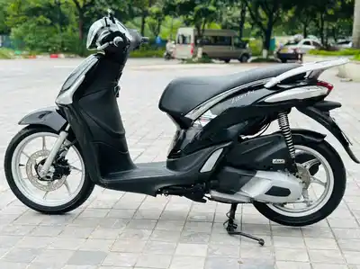 Черный скутер Piaggio Liberty