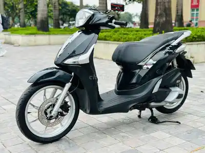 Черный скутер Piaggio Liberty
