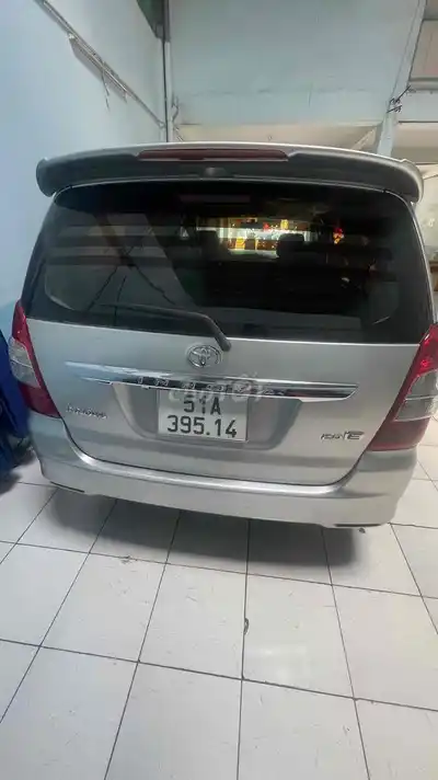 Минивэн Toyota Innova J 2012, серебристый