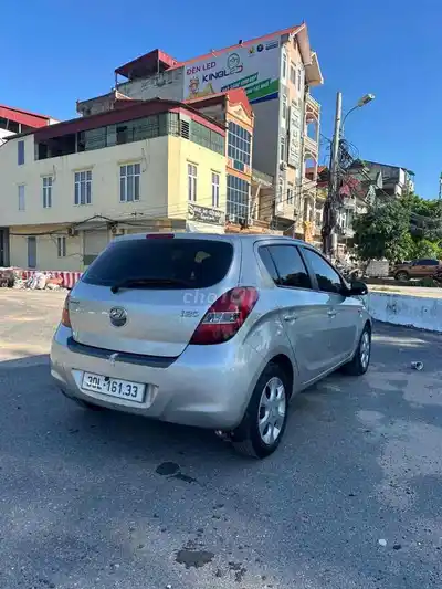 Хэтчбек Hyundai i20, серебристый, автомат