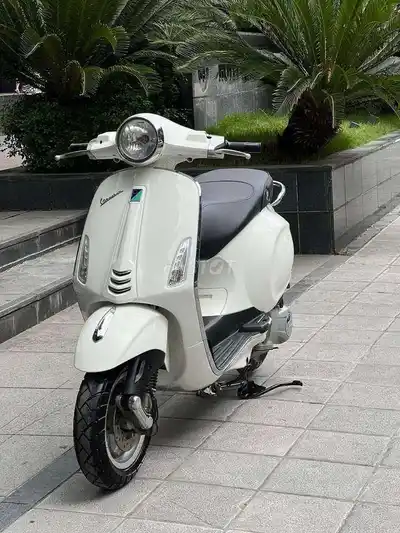 Женский скутер Piaggio Vespa LX, белый