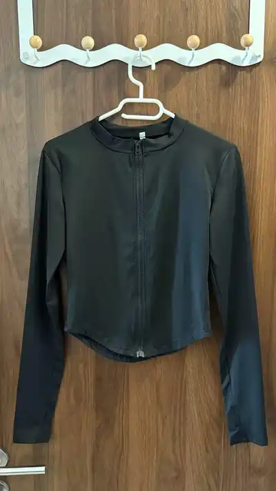 Спортивная кофта, слипперсы, штаны, купальник, юбка, джинсы, часы