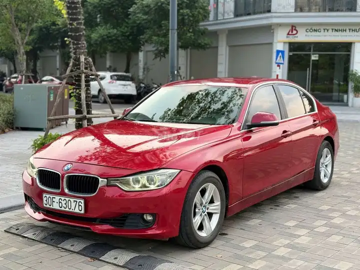 BMW 320i 2014 красный 90 000 км