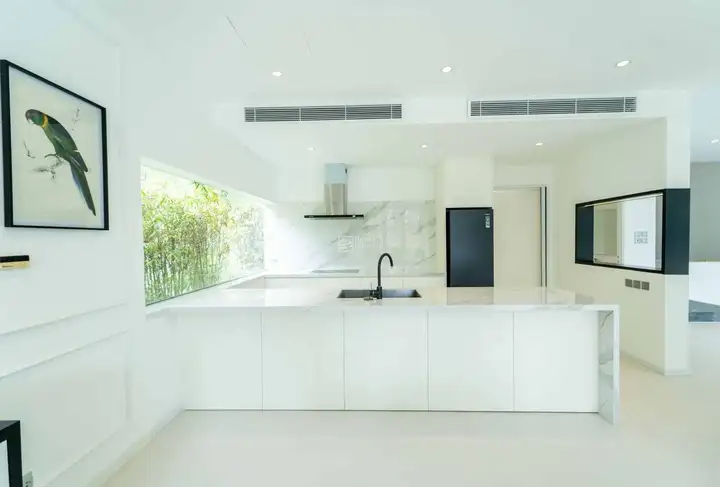 Вилла 3 этажа, 3 спальни, 4 WC, 650 м²