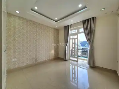 Сдаётся комната с балконом и окном, очень светлая, рядом Gigamall