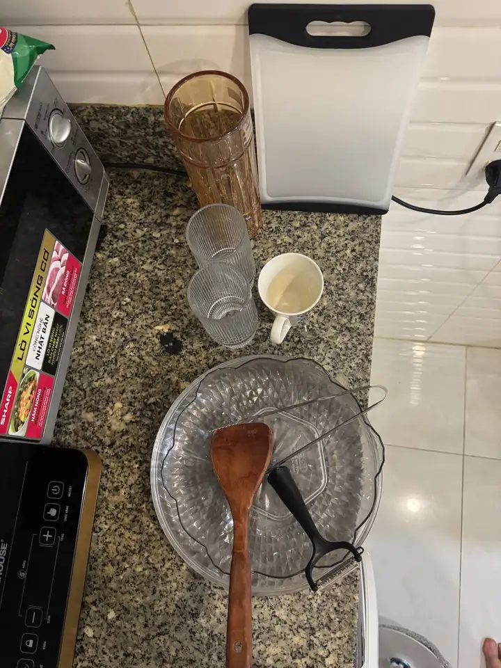 Ваза стеклянная, 2 стакана, доска, кружка, лопатка, щипцы, овощерезка