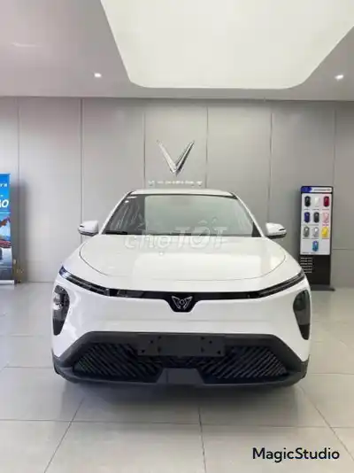 VinFast Limo Green AT 2026 электрический минивэн белый