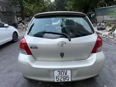 Toyota Yaris 2009, 100 тыс. км, серебристый