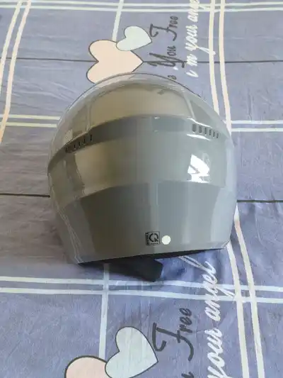 Шлем с солнцезащитной шторкой