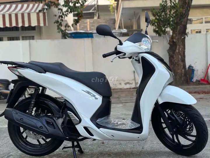 SH 150 белый, отличное состояние, 2 зеркала, 2 ключа