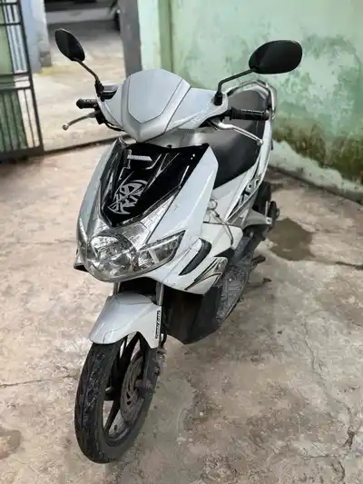 Honda Air Blade 2010 белого цвета