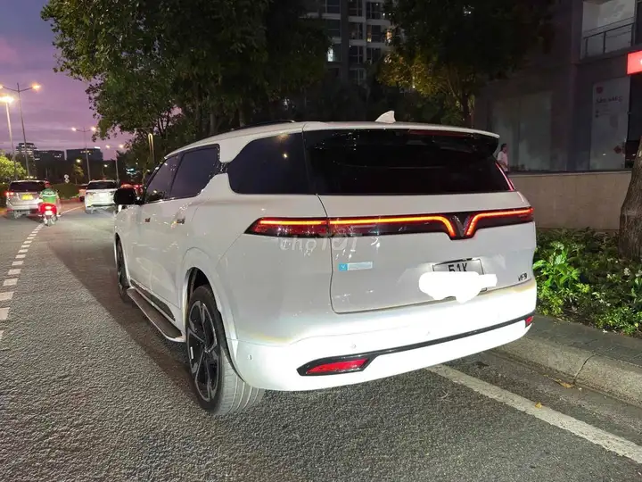 Vinfast VF9 Plus 2023 Белый, семейный автомобиль