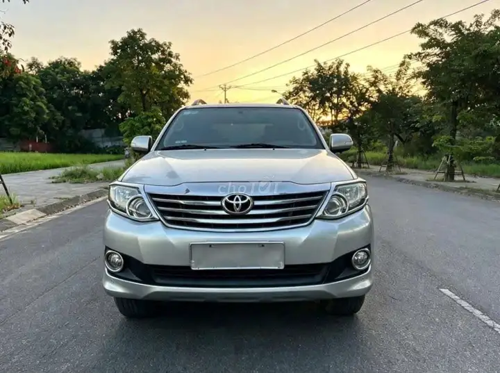 Toyota Fortuner AT 2013 Серебристый автомат