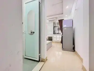 Комната со всей мебелью и лифтом, Куан Нян