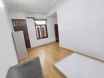 Новая комната 35 м² с мебелью в 6 округе, балкон, широкие окна