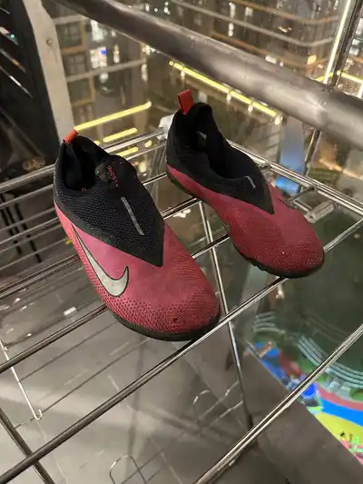Сороконожки Nike, кровать, столы, стул, ковер, табуретки
