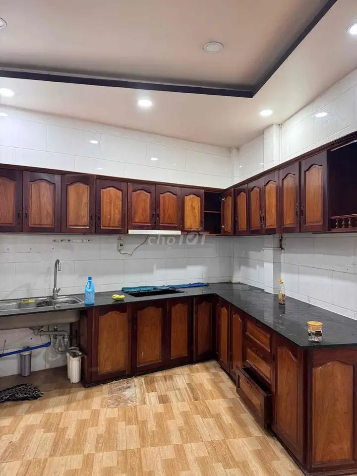 Срочная продажа. Дом с деревянной отделкой и закаленным стеклом, заселение сразу