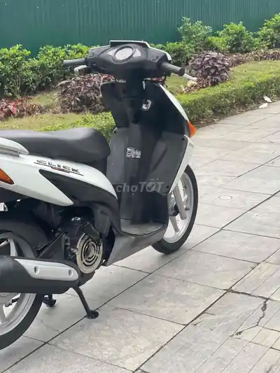 Мопед Honda Click белого цвета, как новый
