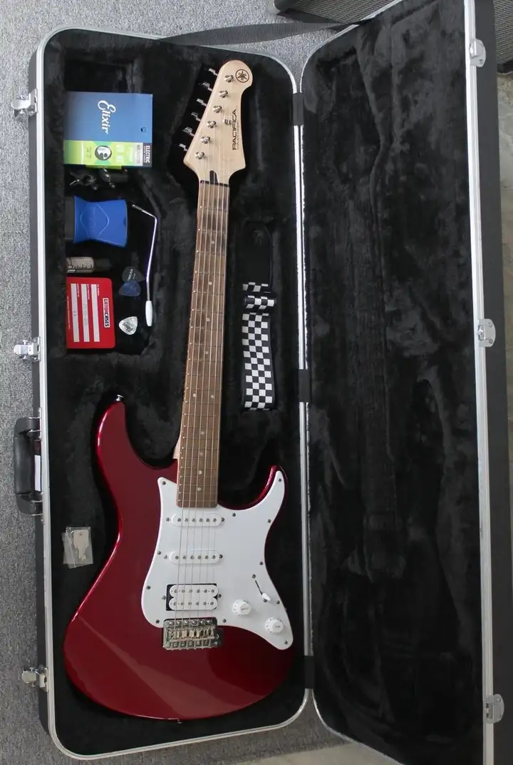 Электрогитара Yamaha Pacifica с комбиком и кейсом