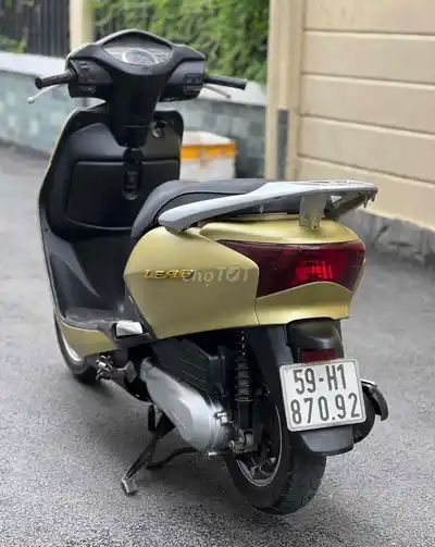 Золотой скутер Honda Lead Fi