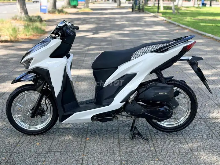 Honda Vario 150 2021 бело-черный, новые хромированные диски