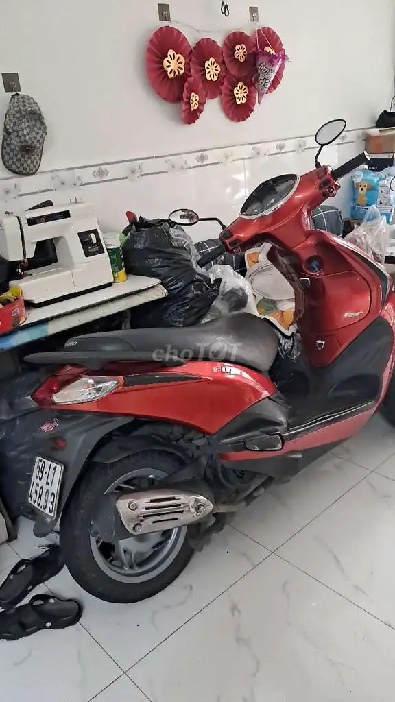 Piaggio Vespa красная