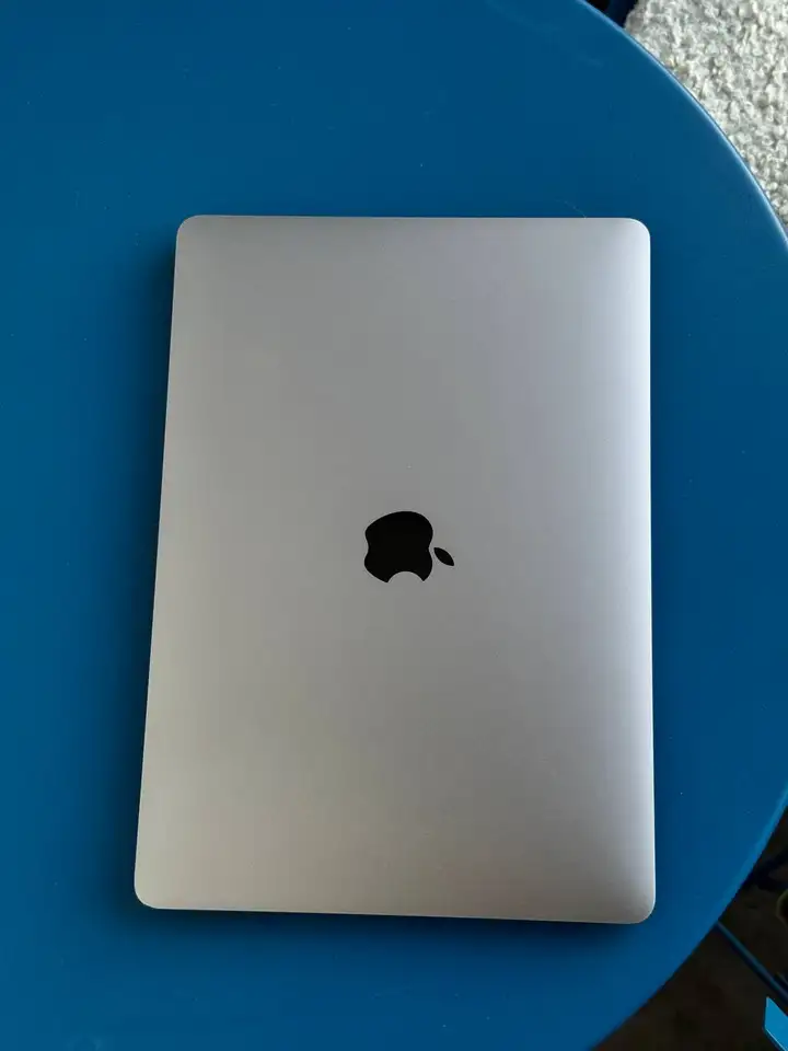 MacBook Pro 13.3" (M1, 8/256 ГБ)