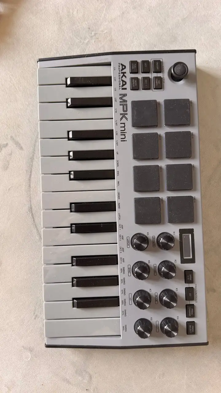 Samsung Bluetooth Speaker и AKAI MPK Mini