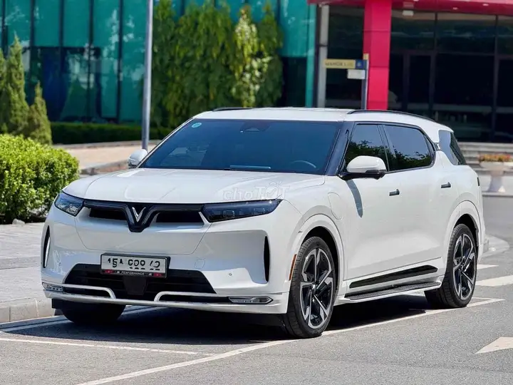 VinFast VF9 Plus 2025 Белый 7-местный металлическая крыша