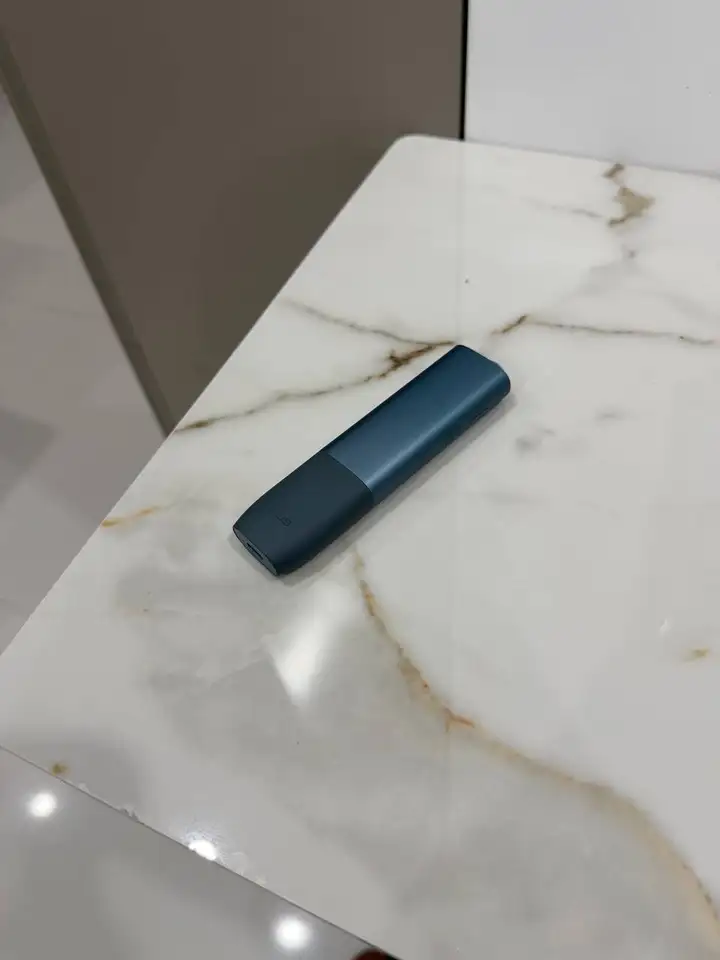 Солнцезащитные очки Prada, кроссовки Puma, IQOS ILUMA ONE