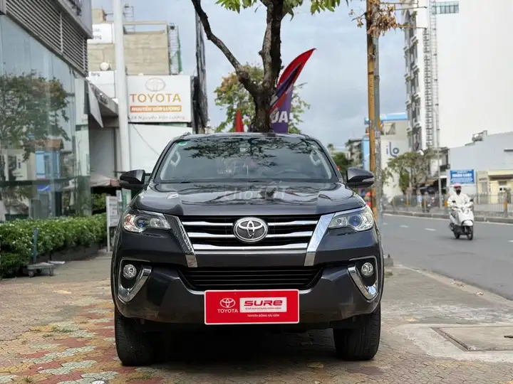 7 мест, бензиновый двигатель - FORTUNER 2.7V AT 2017 - ЦЕНА ДОГОВОРНАЯ