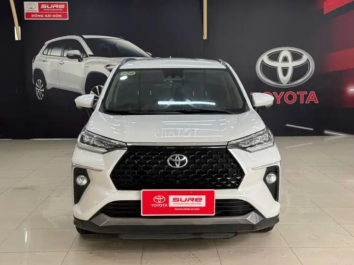 Toyota Veloz Cross, 7 мест, белый