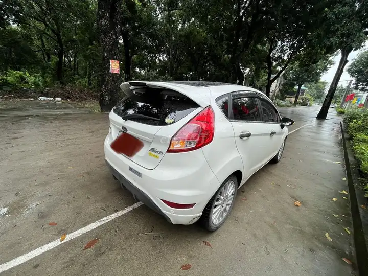 Ford Fiesta хэтчбек 2016 1.0 полная комплектация белый