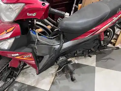 Красный скутер SYM Angel 110