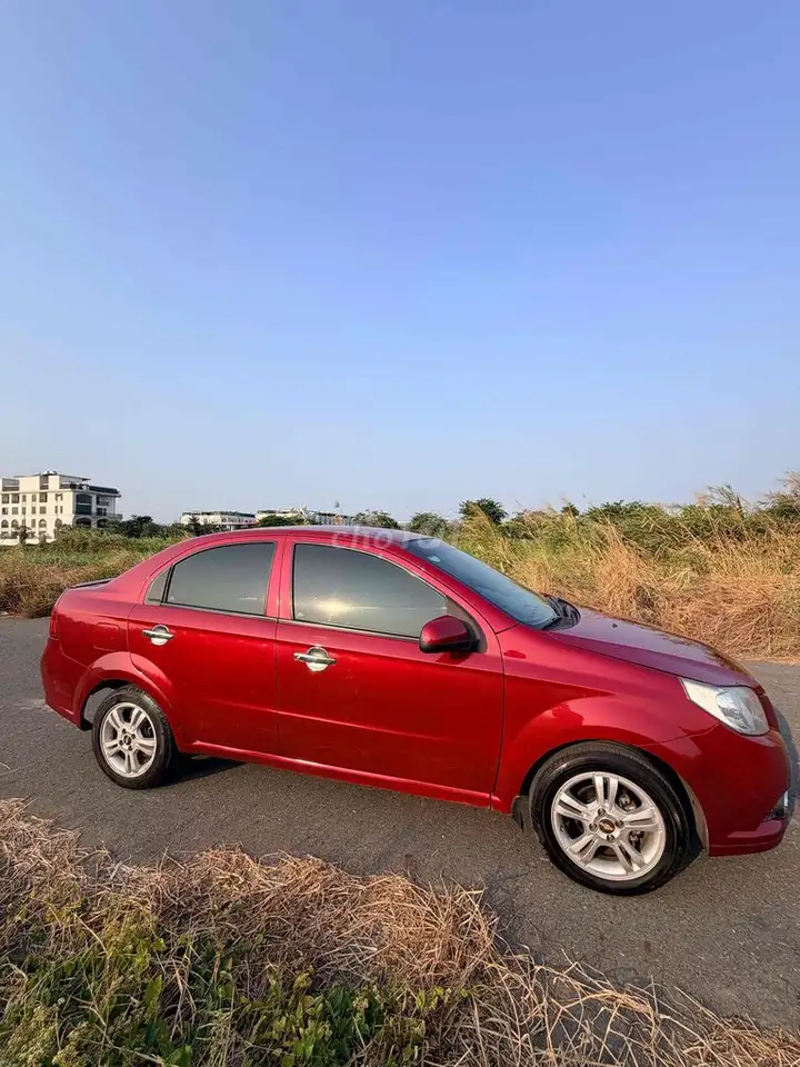 Chevrolet Aveo седан красный