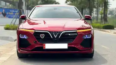 VinFast LuxA Base 2022 красный, в отличном состоянии