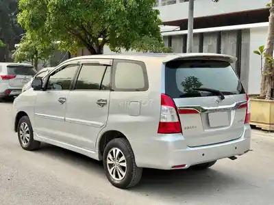 Toyota Innova 2.0G 2015 Автомат Серебристый 100.000 км