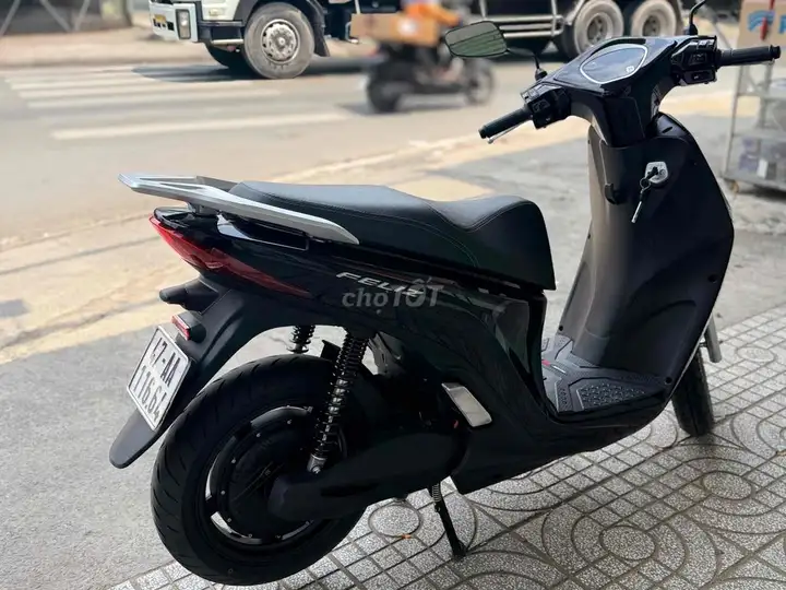 VinFast Feliz чёрный 400 км 07/2026 почти новый