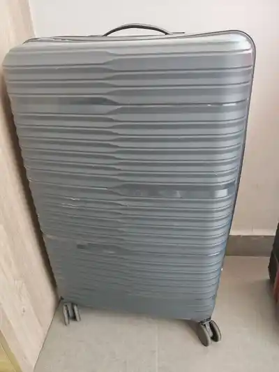 Чемодан XL пластиковый